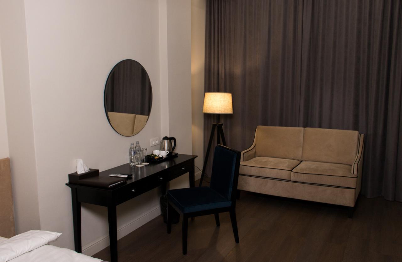 Madison Ave Hotel บิชเคก ภายนอก รูปภาพ
