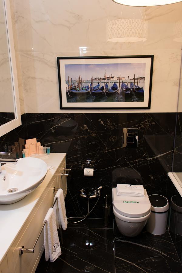 Madison Ave Hotel บิชเคก ภายนอก รูปภาพ