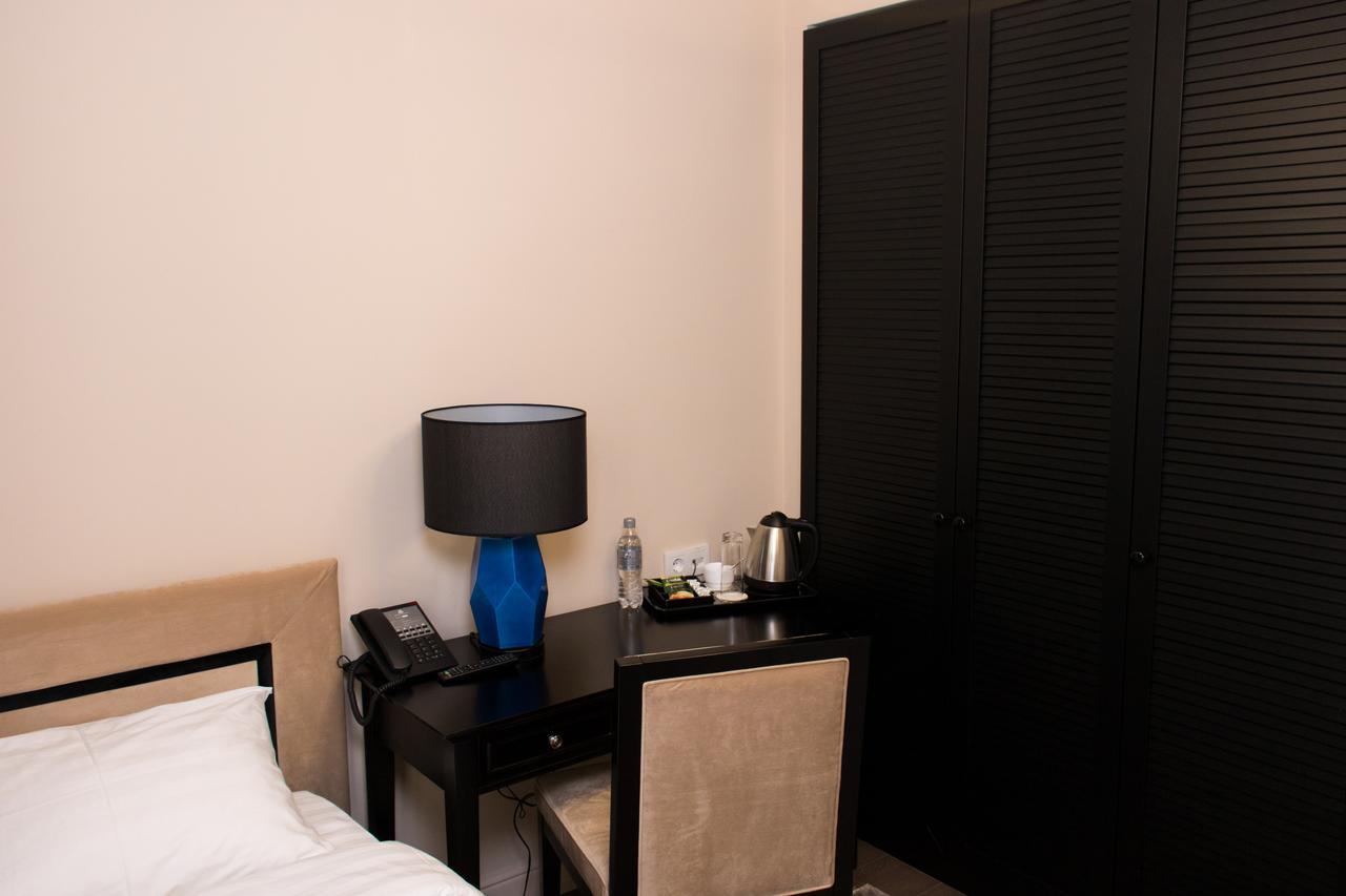 Madison Ave Hotel บิชเคก ภายนอก รูปภาพ