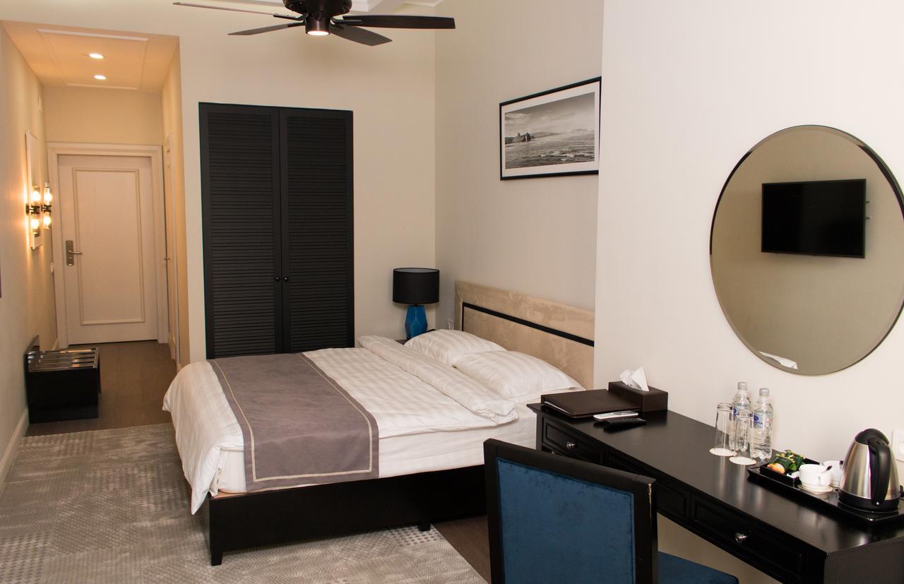 Madison Ave Hotel บิชเคก ภายนอก รูปภาพ