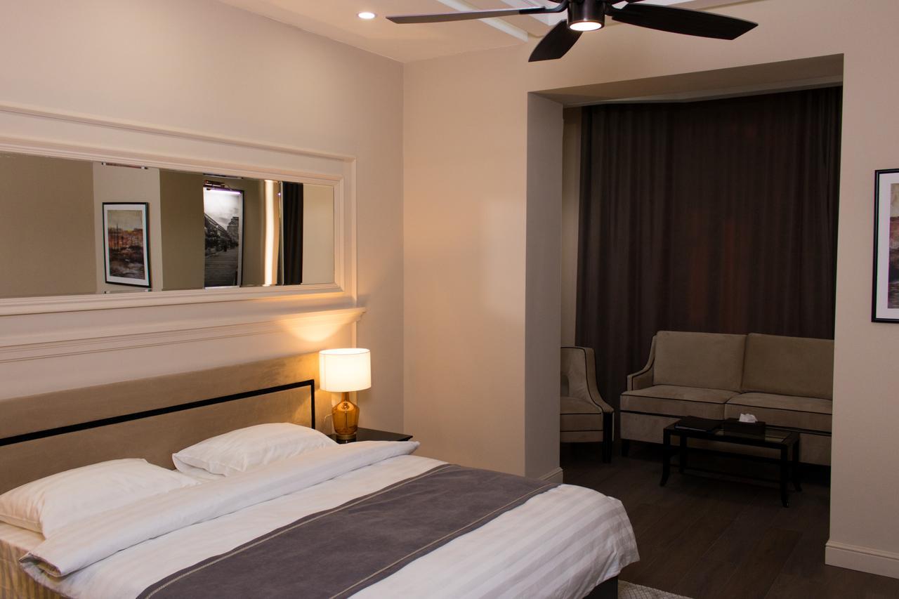 Madison Ave Hotel บิชเคก ภายนอก รูปภาพ