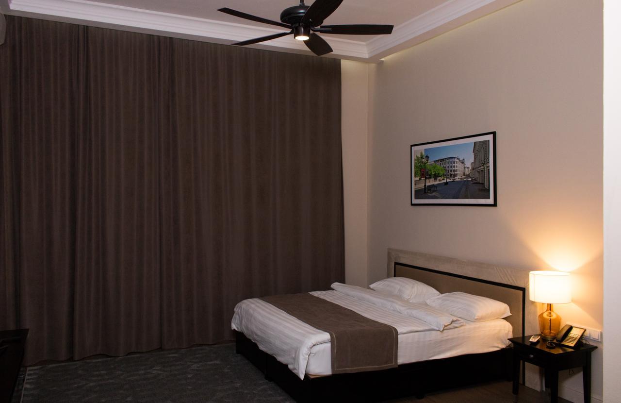 Madison Ave Hotel บิชเคก ภายนอก รูปภาพ