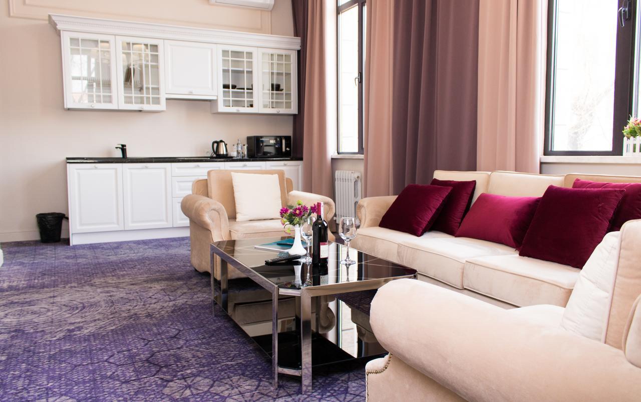 Madison Ave Hotel บิชเคก ภายนอก รูปภาพ