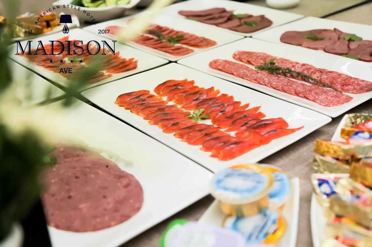 Madison Ave Hotel บิชเคก ภายนอก รูปภาพ