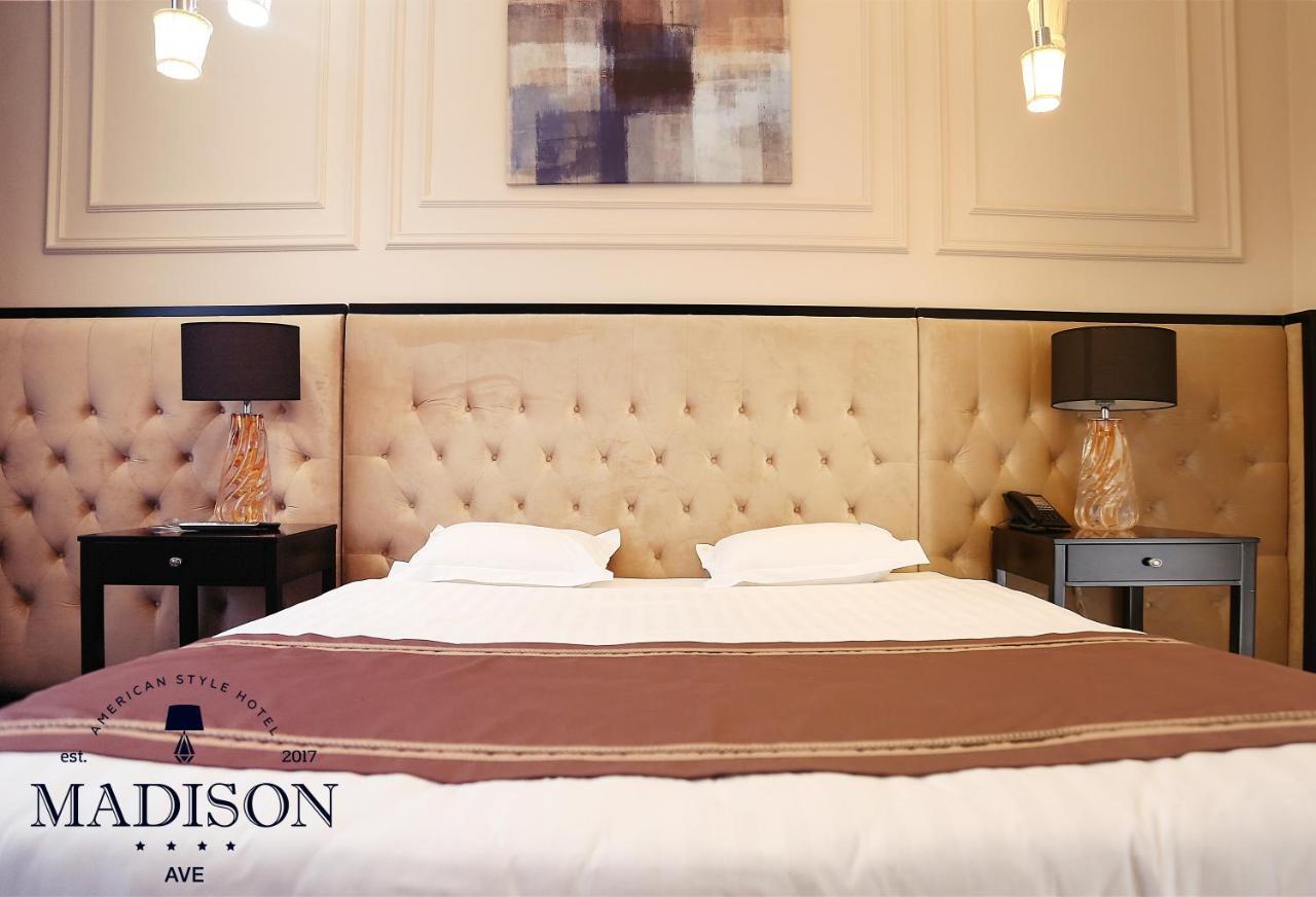 Madison Ave Hotel บิชเคก ภายนอก รูปภาพ