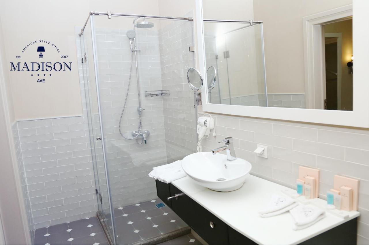 Madison Ave Hotel บิชเคก ภายนอก รูปภาพ