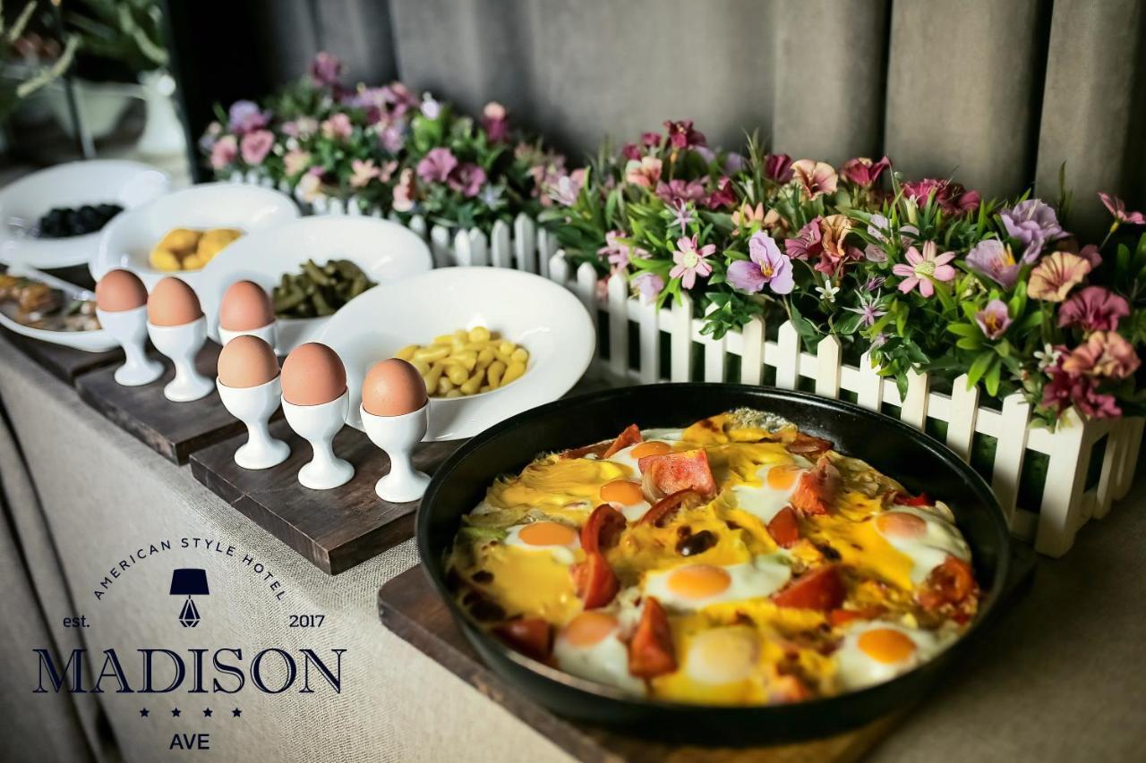 Madison Ave Hotel บิชเคก ภายนอก รูปภาพ